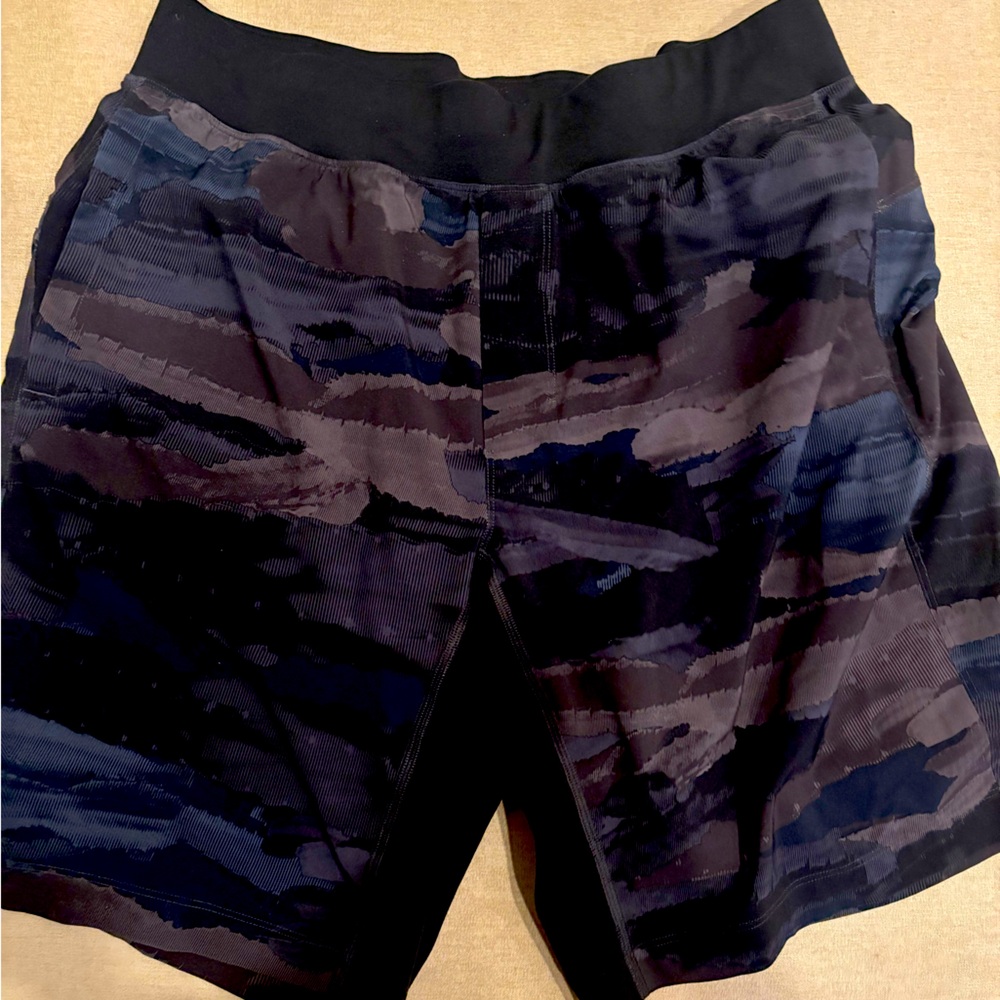 Lululemon men’s camo athletic short. Size L